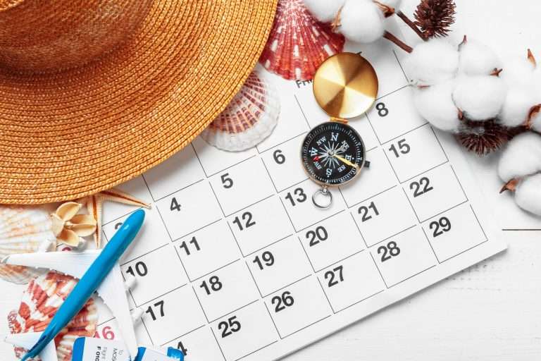 Eventkalender mit Sonnenhut und einem Kompass